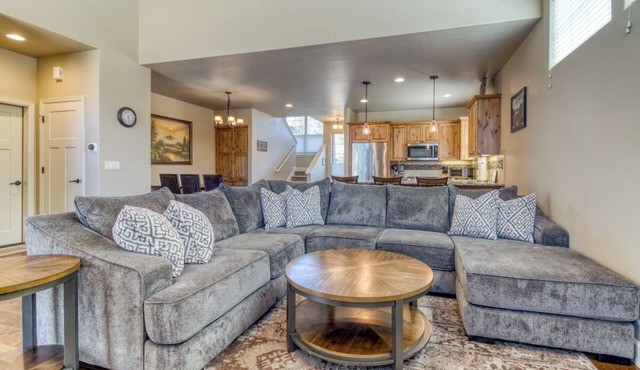 ⭑ Eagle Crest Retreat ⭑ Indoor Pool Access Bikes Patio Loft