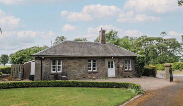 EAGLE GLEN COTTAGE, pet friendly, with open fire in Coupar Angus