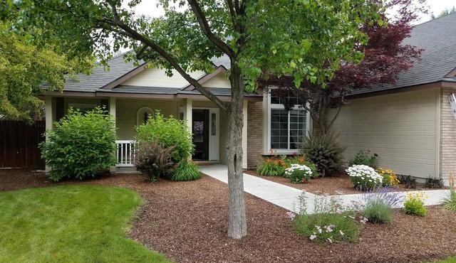 Eagle ~ Great Sky Neighborhood ~ 4-Bdrms ~ Near Pool & Shopping ~ ALL Amenities