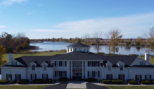 Eagle Isle Wings Spacious 8 bedroom Split Townhouse on the Sandusky River