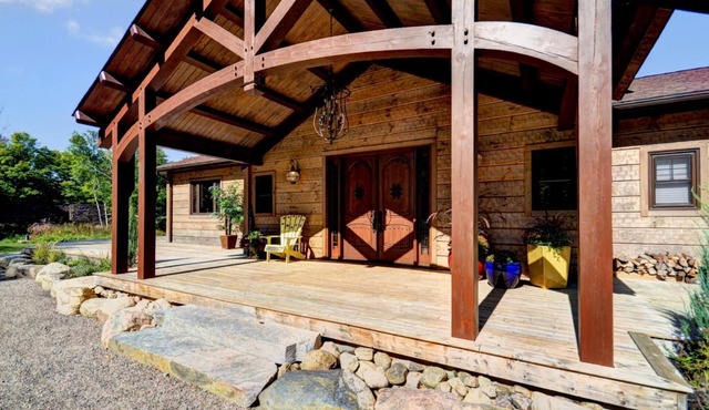 Eagle Lake Executive Retreat – Luxury Haliburton Lakefront Getaway
