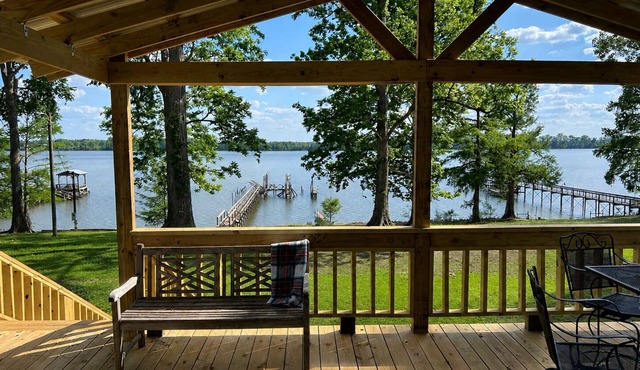 Eagle Lake Hideaway nBeautiful 3 bedroom Lakefront homenPeaceful Private lot
