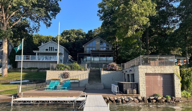 Eagle Lake Paradise! Close to ND!nEnjoy kayaking, hot tub and Sunset views!