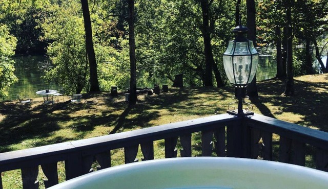 Eagle Landing on The Shenandoah River with Nice Hot tub on Deck facing River!