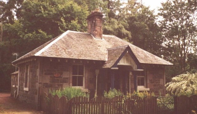 Eagle Lodge, Gatehouse next to A73, Self catering cottage, Pets welcome