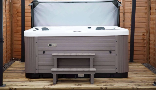 Eagle Lodge – Luxury Hot Tub Escape near York