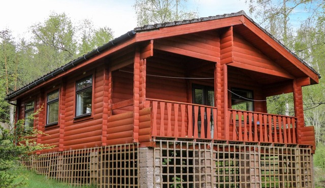 EAGLE LODGE, pet friendly, with a garden in Strathpeffer