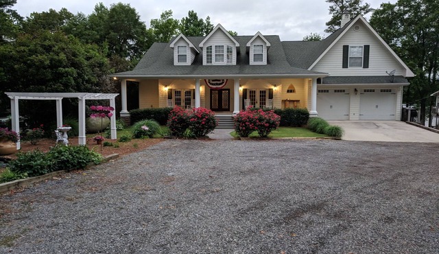 Eagle Lodge - Vacation Home on Lake Guntersville