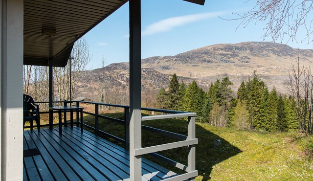 Eagle Lodge with stunning loch and mountain view