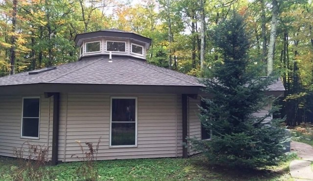 Eagle Moon - Nonagon Home nestled in the Woods and minutes away from Town