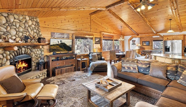 Eagle Mountain Lodge: 5 Star Luxury Log Cabin! Central AC! Great Location! Pool Table! Propane BBQ! Back Deck!