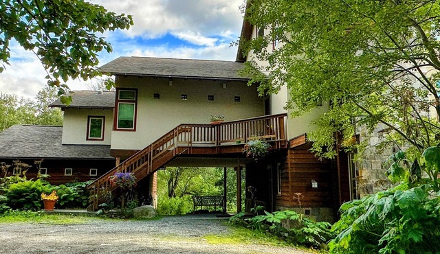 Eagle Peak Guesthouse/2 room suite with kitchenette