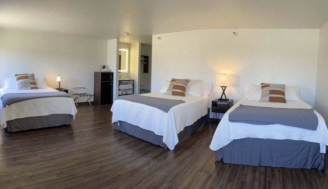 Eagle Peak Lodge & Cabins