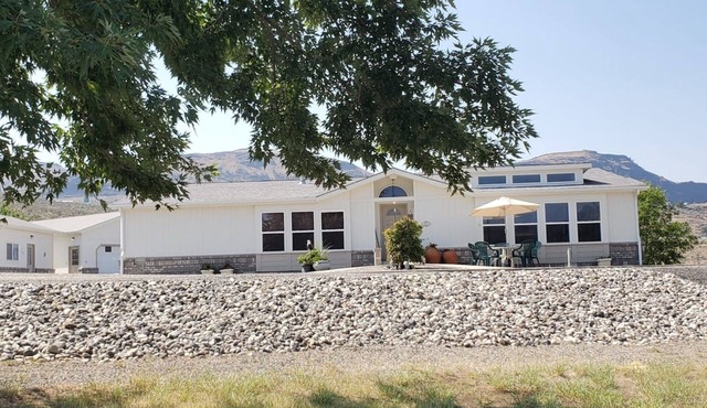 Eagle Point on Lake Roosevelt. 5 Minutes to Spring Canyon Park and Boat Launch.