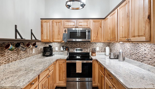 Eagle Ridge - Fireplace, Wifi, wooded views, Coosawattee Resort, and games!