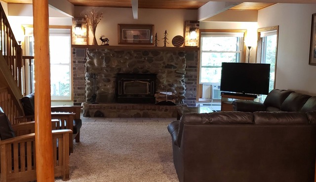 Eagle River Cabin. Close to Public Beach, Boat Landing, Downtown, & Trails!