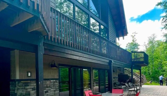 Eagle River Retreat~hot tub~riverfront!