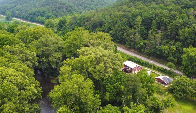 Eagle Rock Cottage: Cozy Creekside Getaway w/ Deck