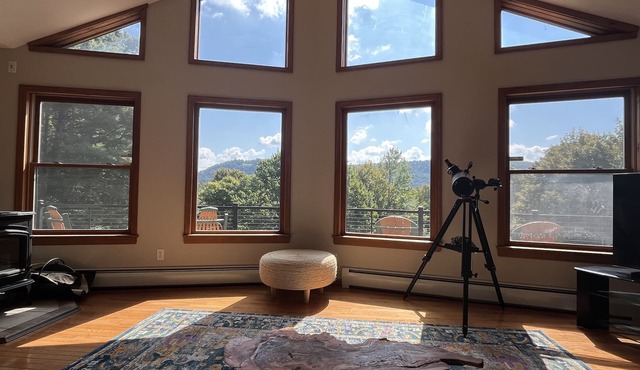 Eagle Rock - Renovated 3 bdrm, amazing deck, quiet location