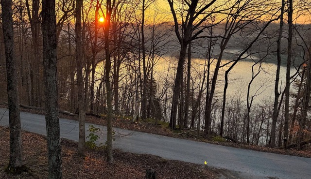 "Eagle's Cliff" at Lake Cumberland. Relaxing Beautiful Front Porch Lake View!