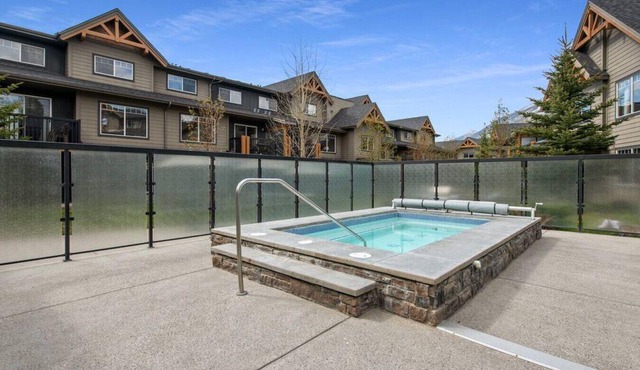 EAGLE`S CREST - 2 LEVEL MOUNTAINSIDE - OUTDOOR HOT TUB & FIRE TABLE
