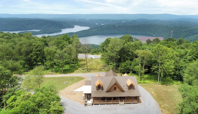 Eagle's Escape - Mountain top lodge with spectacular views