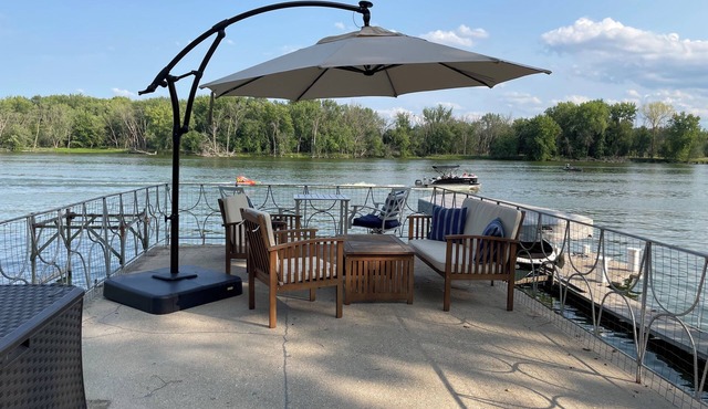 Eagle's Landing on the Rock River, Pontoon available to rent