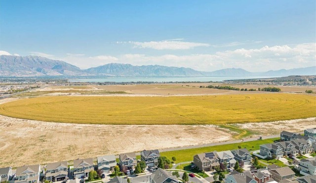 Eagle's Nest a 4-bedroom house in amazing Eagle Mountain! Pet Friendly!