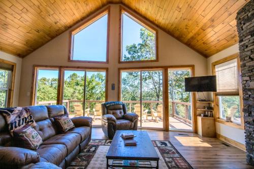Eagle's Nest- A pet friendly cabin on the river!
