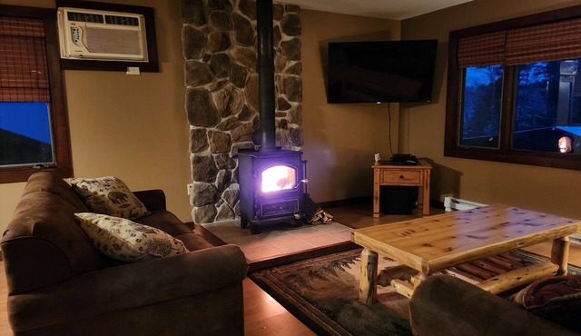 Eagle's Nest at Adirondack Lodge- 3 BR Cabin -8 mins to Lake George Village!