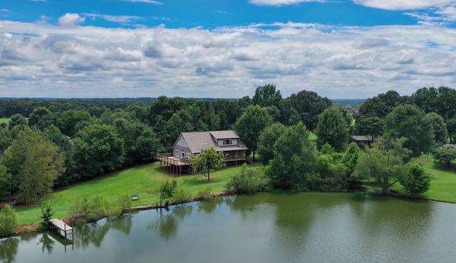 Eagle's Nest at Mimosa Lake Retreat - 24 Acre Lakefront Property