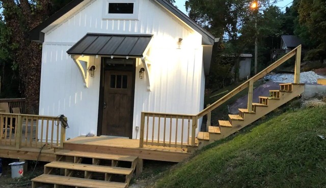 Eagle's Nest Cottage on Center Hill Lake with private path to the water's edge.