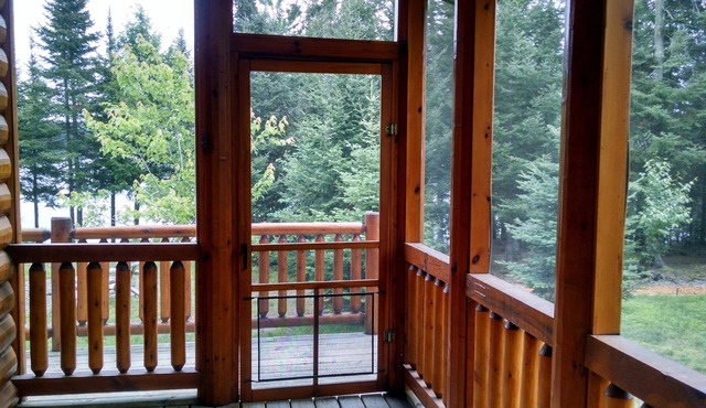 Eagle's Nest luxury lakefront chalet all season lodge. Allows pets!