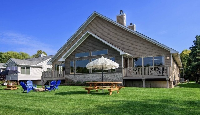 Eagle's Nest Riverside Retreat
