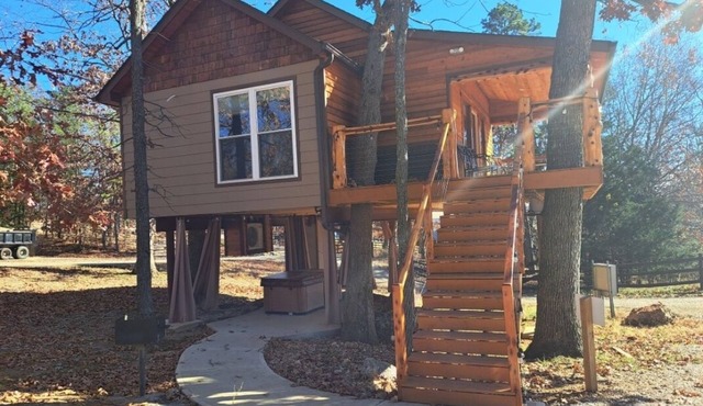 "Eagle's Nest" Tree House #5 w/2-person hot tub