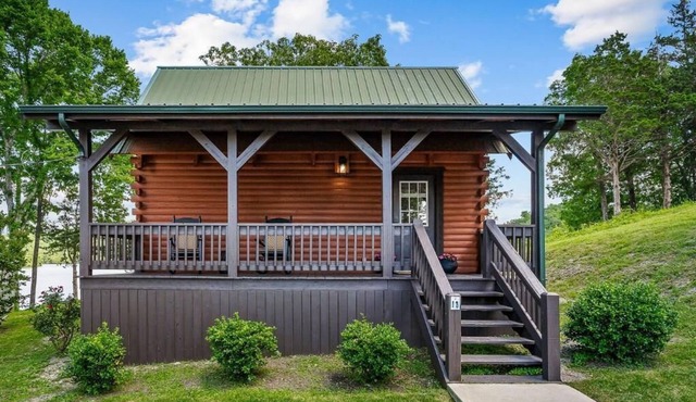 Eagle's Perch Cabin 13 with Loft - One bed in loft, sleeper sofa and full kitchen