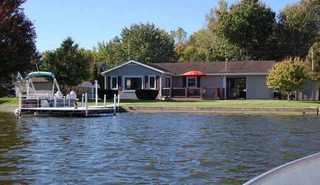 Eagle's View Indiana waterfront home on a premier fishing lake pontoon included!