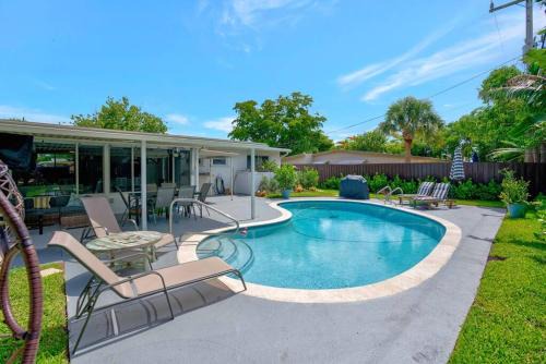Eagle's Way with Firepit Heated Pool and Sunroom Near BEACH