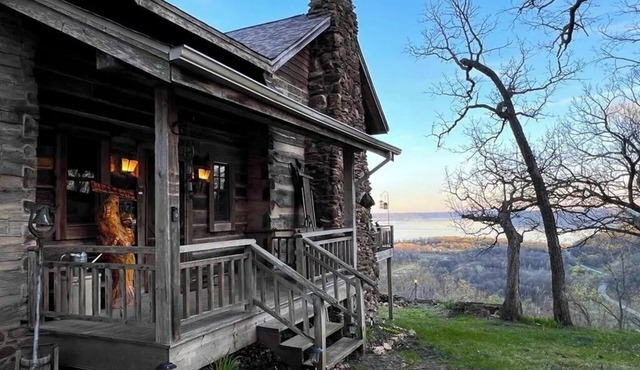 Eagle View Lodge - 1850's Driftless Log Cabin w/Hot Tub
