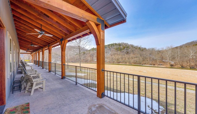 Eagle Viewing & Grill Station: James River Retreat