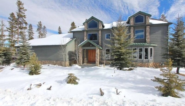 Eagle Wind Lodge | Large & Luxe Ski Lodge | Private Hot Tub | Movie & Game Room
