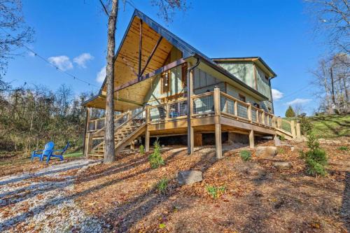 EagleRock Retreat- Pet Friendly, Hot Tub, Firepit