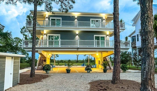 Eagles Beach Nest 1 – Beach Views, Private Baths & Outdoor Fun!