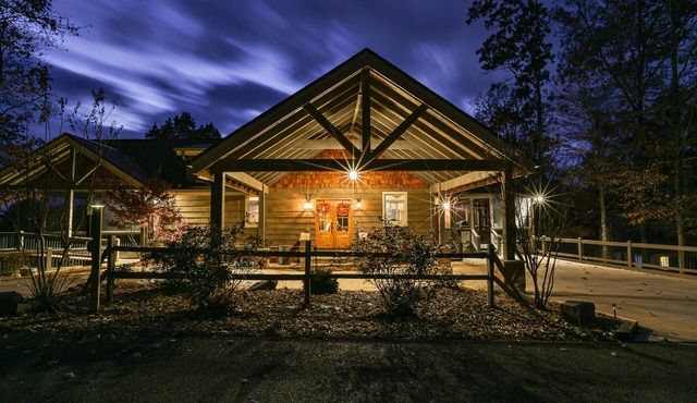 EAGLES CREST - Long Range Layered Mountain Views in peaceful neighborhood!