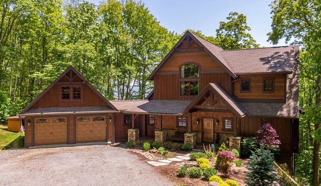 Eagles Landing at Eagles Nest: Luxury pet friendly home, views, hot tub, pool table, fire pit
