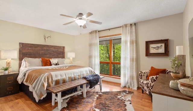 Eagles Landing - Cozy Cabin in the Woods - Walkable to Lake!