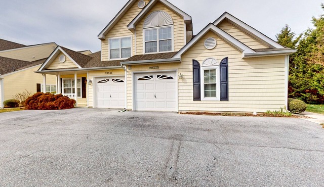 Eagles Landing home with gas fireplace, washer/dryer, pool & tennis court