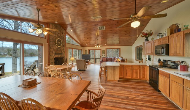 Eagles Landing- Large Waterfront Home, Private Side, Private Boat Ramp, Firepit
