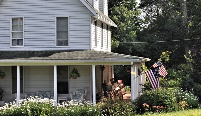 Eagles Mere Lodging Perfect for Two People - Across from Outlet Pond