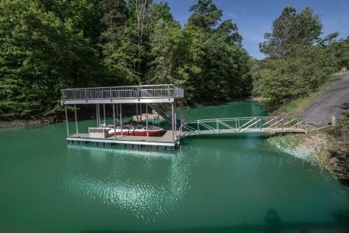 Eagles Nest 5 Bdrm Lakefront Luxury Retreat with Hot Tub and Moutain Views